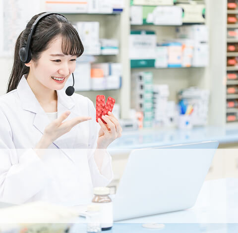 オンライン服薬確認をする女性薬剤師