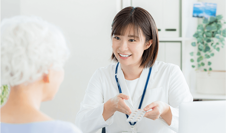 お薬の説明をする女性